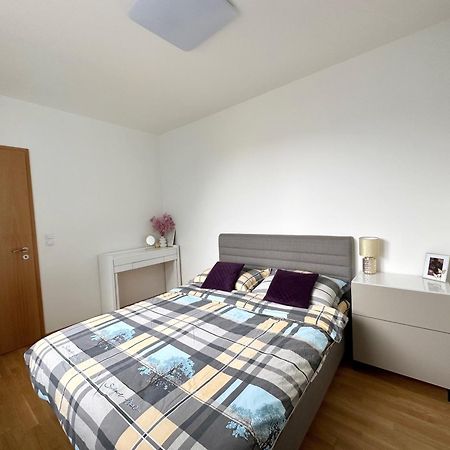 Apartment With Free Parking In Prag Exteriör bild
